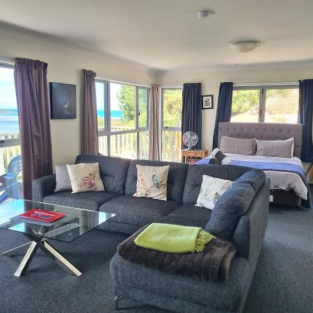 Tree House Apartment Taieri Mouth Екстериор снимка