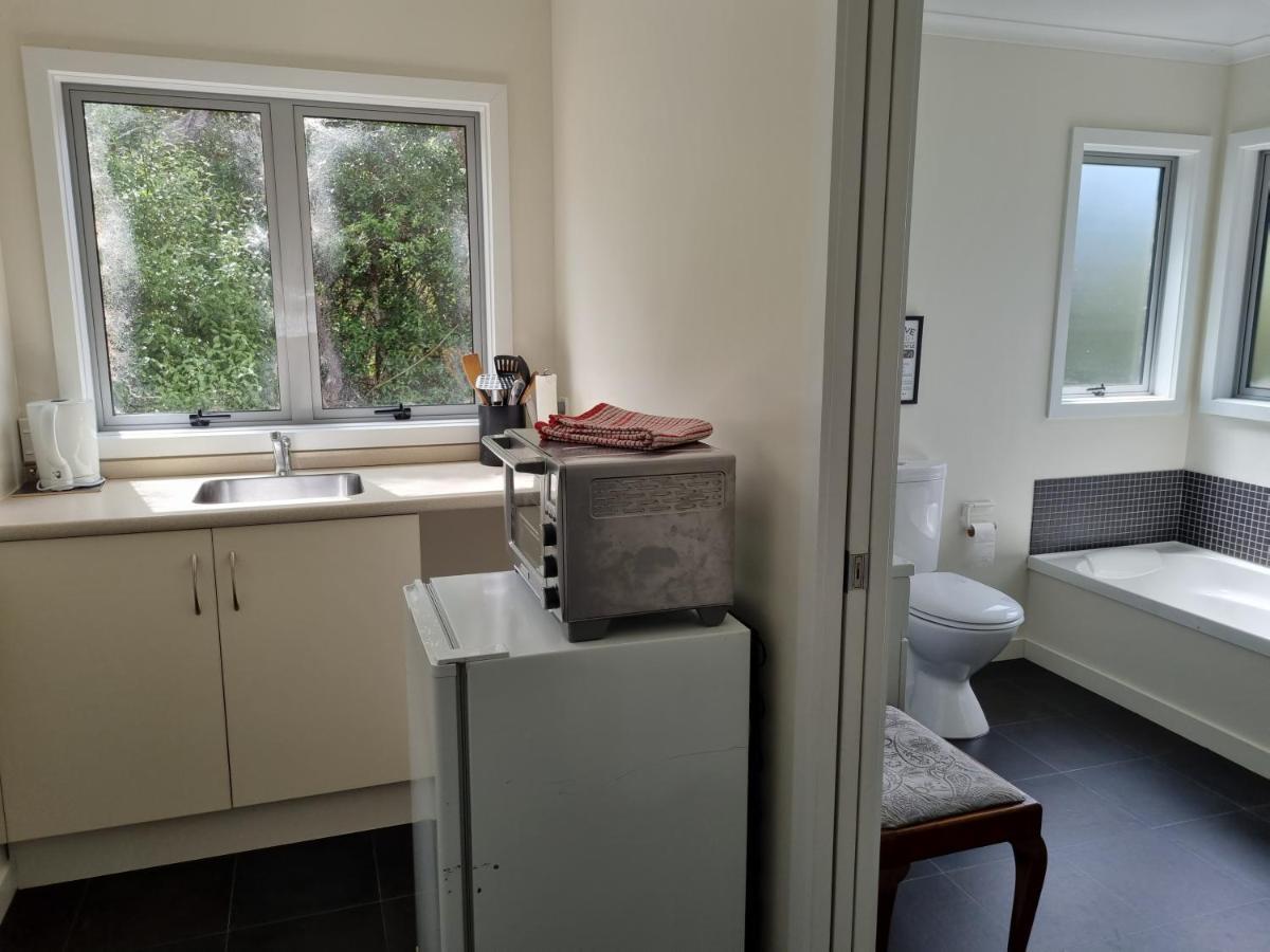 Tree House Apartment Taieri Mouth Екстериор снимка