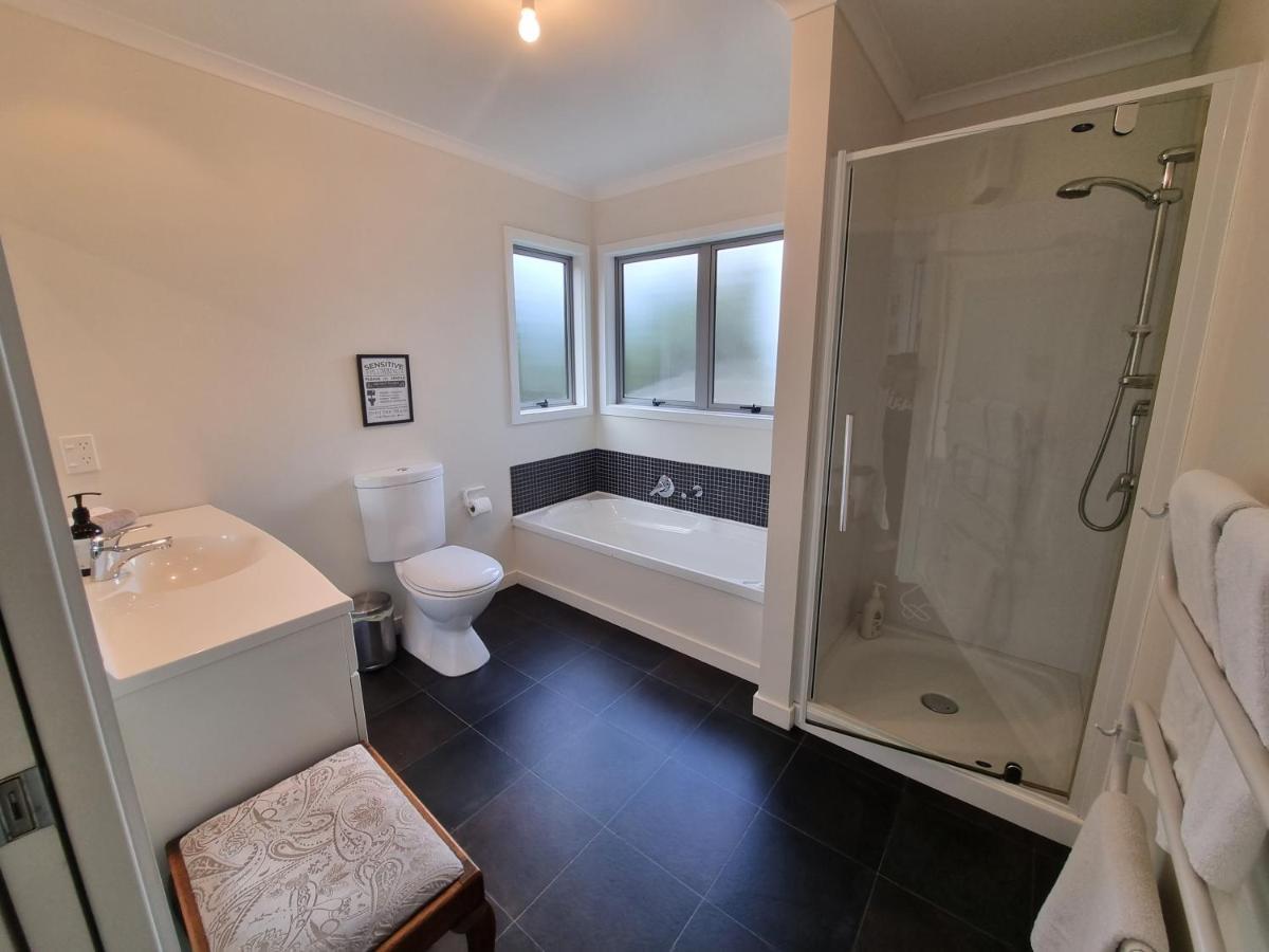 Tree House Apartment Taieri Mouth Екстериор снимка